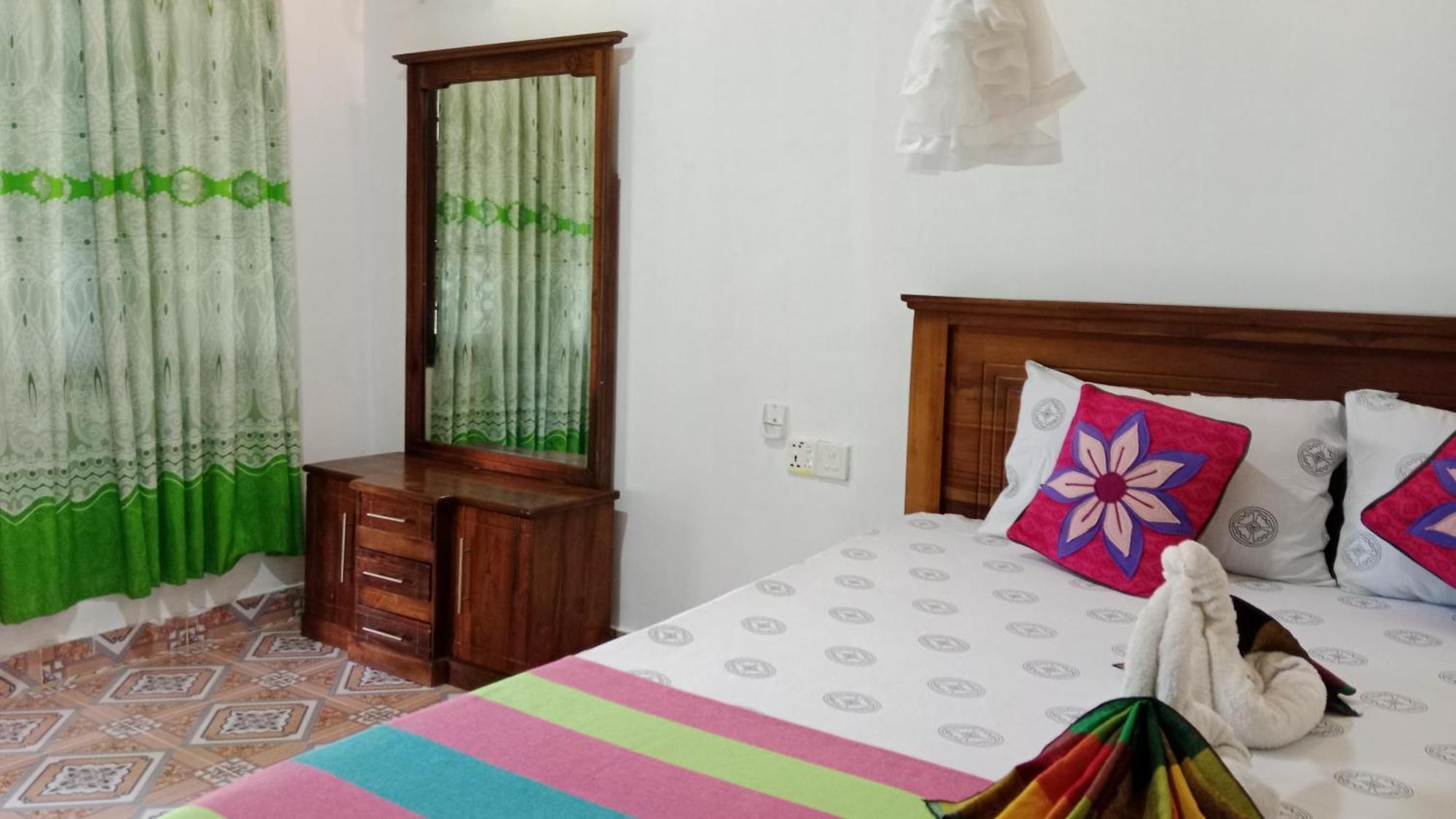 Chanaka Holiday Inn Szigirija Kültér fotó