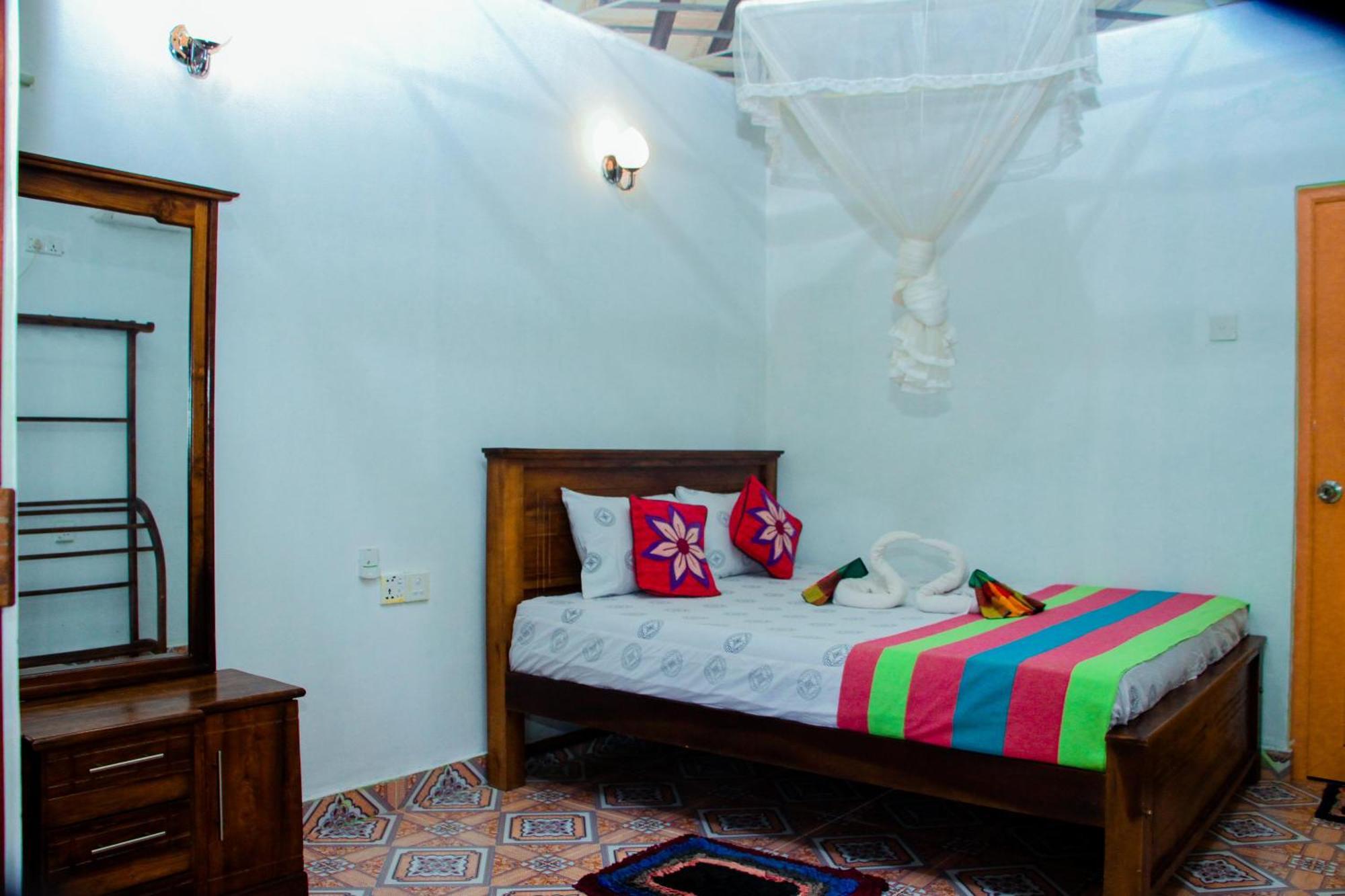 Chanaka Holiday Inn Szigirija Kültér fotó