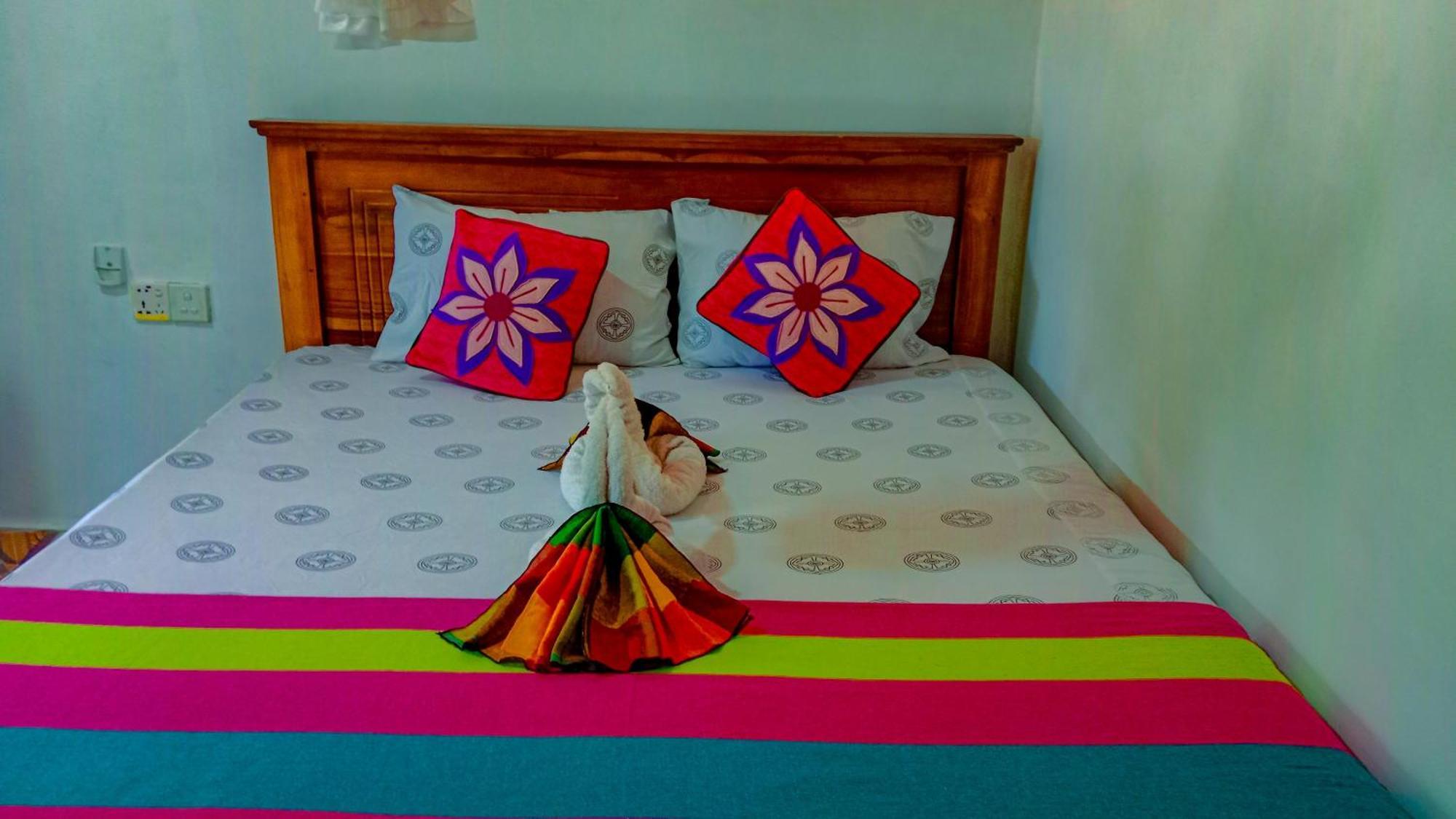 Chanaka Holiday Inn Szigirija Kültér fotó